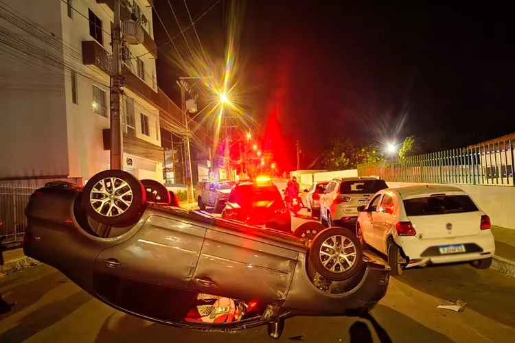 VÍDEO: Motorista capota carro em alta velocidade, é resgatado e foge a pé em Brumado