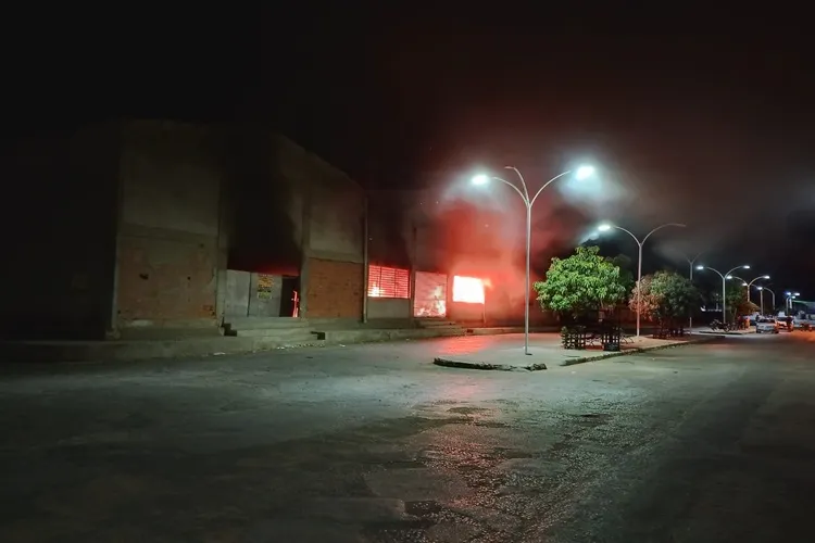 Incêndio atinge Mercado Municipal de Serra do Ramalho