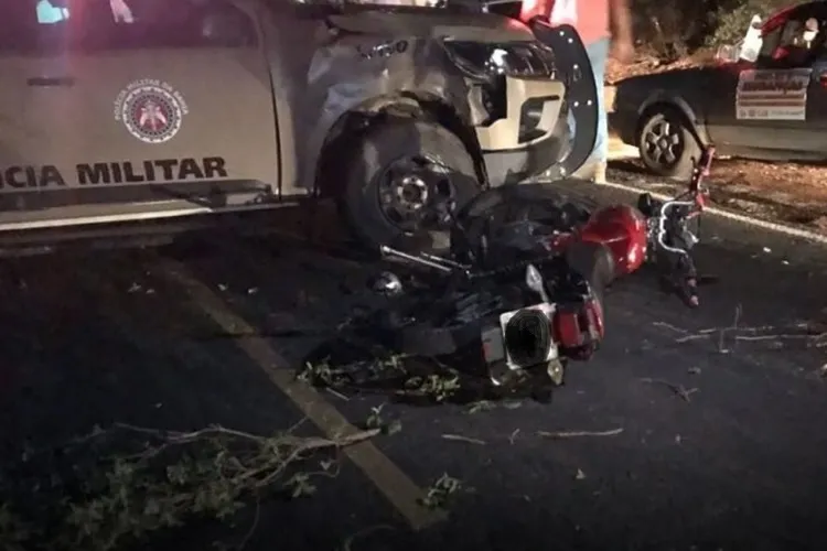 Motociclista bate em viatura da PM após realizar manobra perigosa na BA-617 em Caculé