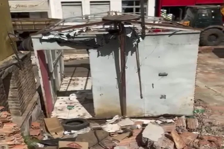 Antiga Feira Livre de Macaúbas começa a ser demolida