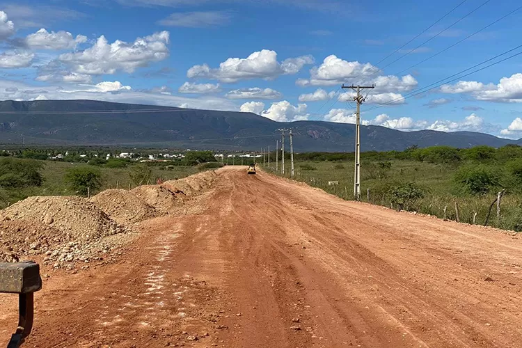 Obras para pavimentação de nova via seguem cronograma da prefeitura em Dom Basílio