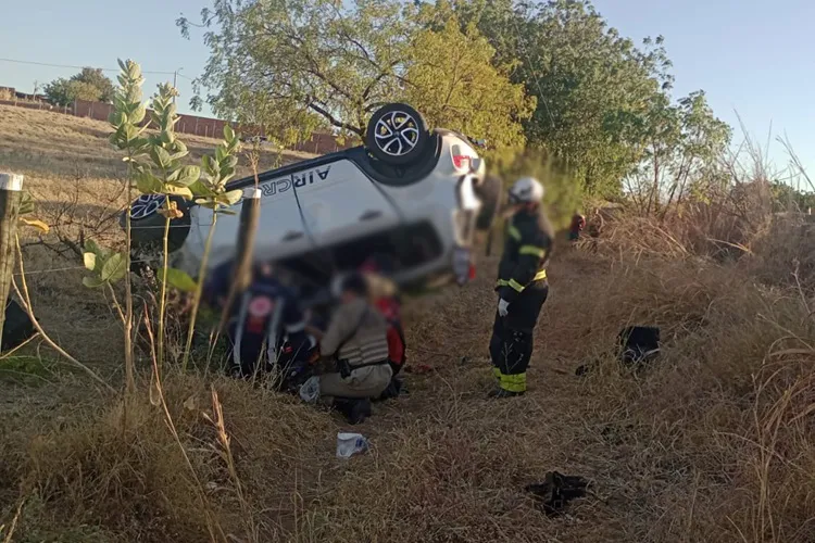 Evangélicos ficam feridos após capotamento de carro na BR-122 em Candiba