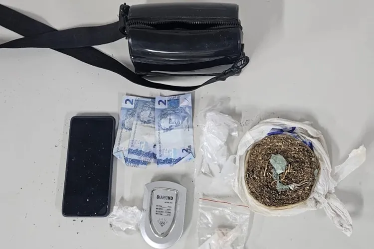 Mulher é presa com maconha e cocaína durante abordagem em Igaporã