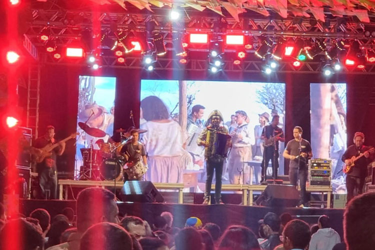 Chambinho do Acordeon anima público no Arraiá do Gererê em Aracatu