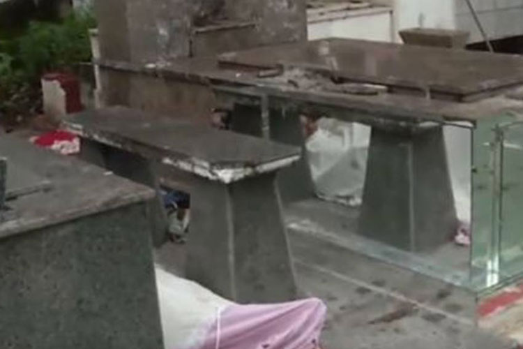 Mulher se apaixona por cadáver e dorme ao lado de sepultura