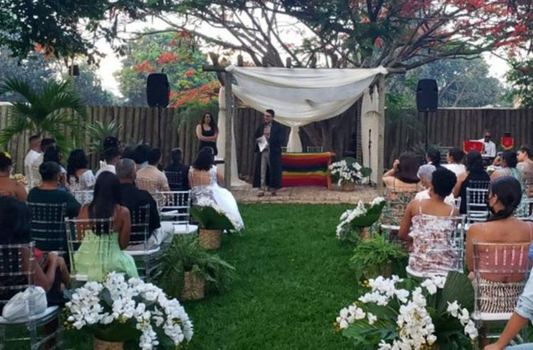 Vitória da Conquista realiza primeiro casamento LGBTQIA+ coletivo