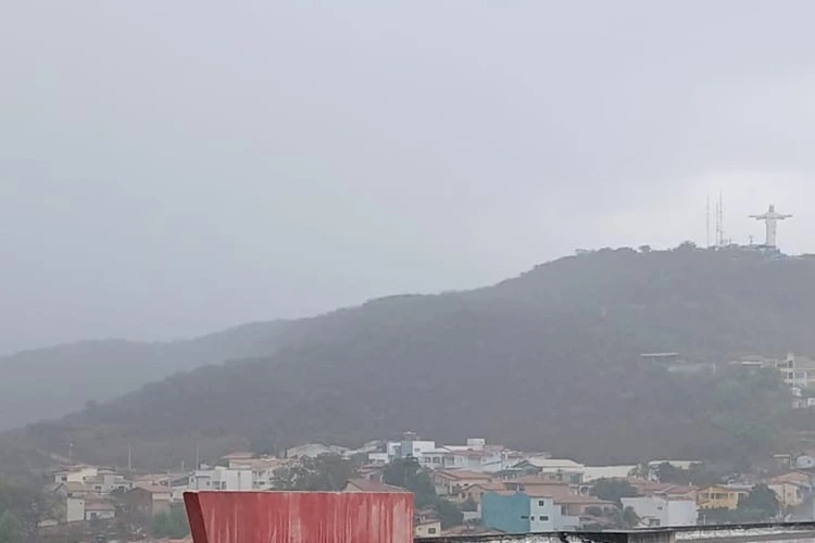 Temporal com ventania causa transtornos e oscilações de energia em Macaúbas