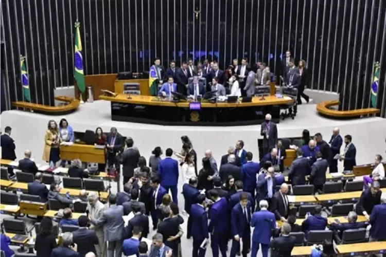 Câmara aprova regime de urgência e PL das Fake News deve ser votado na próxima semana