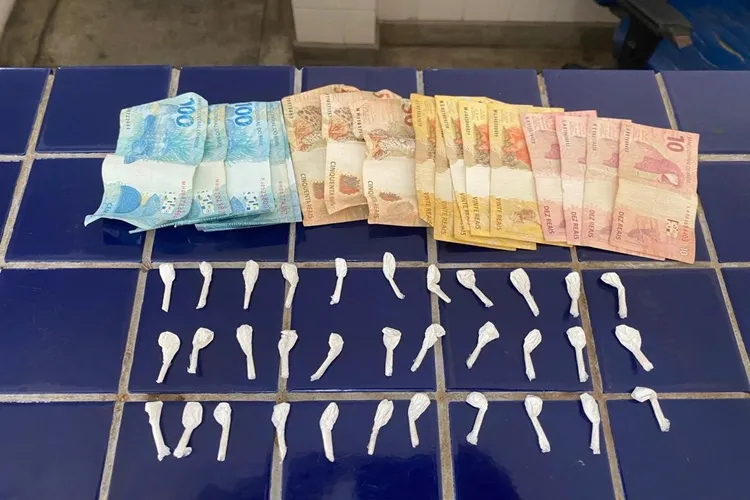 Homem tenta jogar cocaína no chão ao ver a PM e acaba preso em Brumado