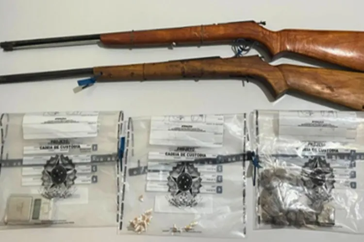 Mulher com passagem por tráfico é presa com armas e drogas em Riacho de Santana