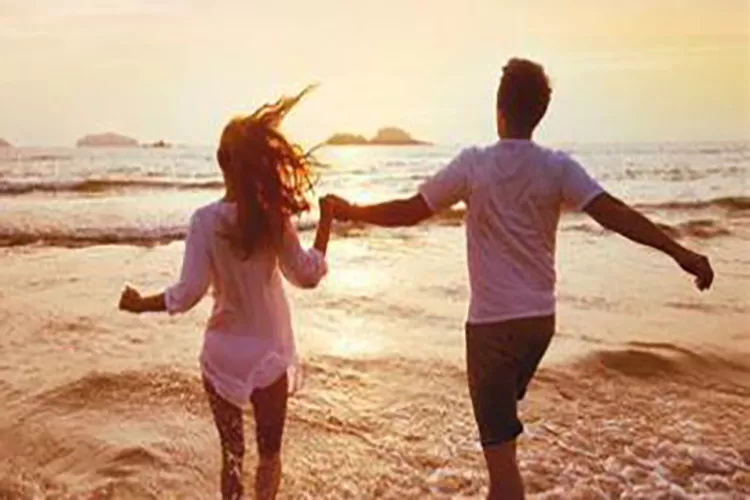 Casais mais felizes não expõem a vida na internet, aponta estudo