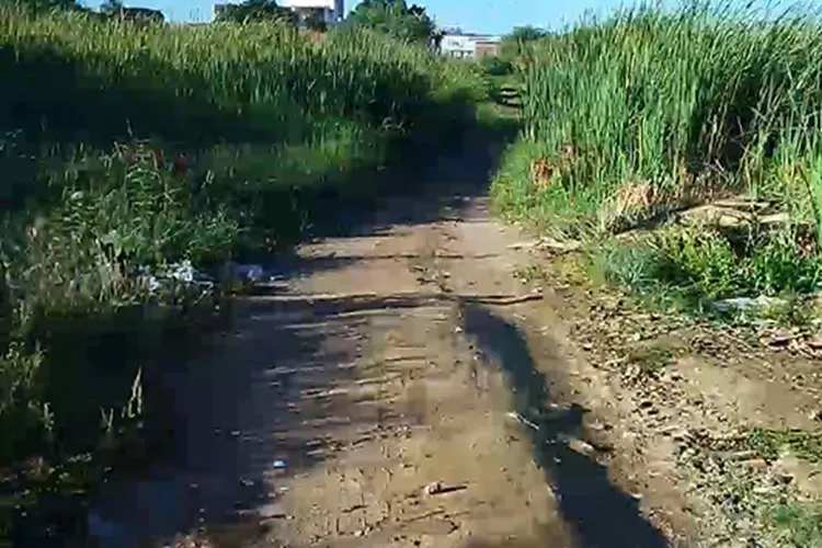 Guanambi: Moradores cobram estrutura de via tomada por matos, buracos e às escuras