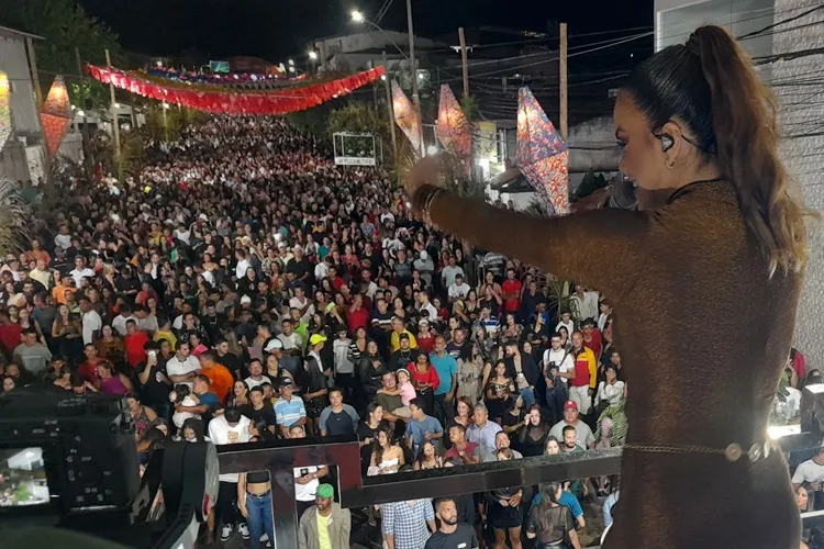Brumado: Cantora Larissa Mello abre o 'Arraial da Alegria' cheia de entusiasmo