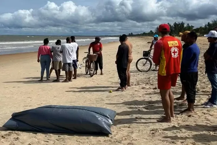 Pai e filho morrem afogados após mergulhar em praia de Nova Viçosa