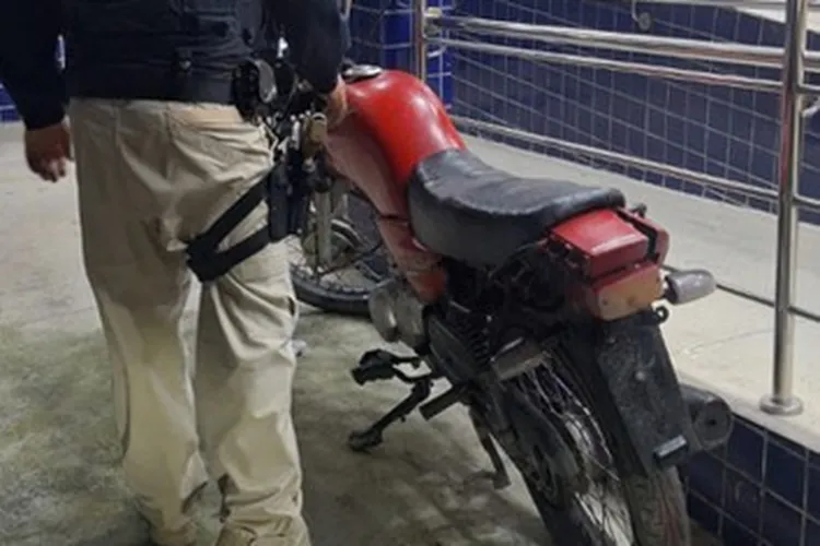 PRF apreende motocicleta com sinais de adulteração na BR-116 em Vitória da Conquista