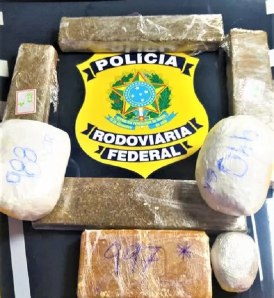 PRF apreende ?combo? de drogas e prende passageira de ônibus em Vitória da Conquista