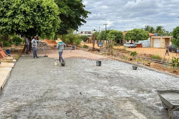 Seinfra intensifica obras de pavimentação e saneamento em Brumado