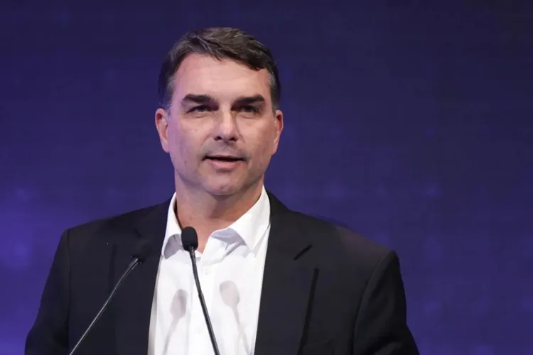 Flávio Bolsonaro aparece filiado ao Missão, e PL não consegue registrar candidatura