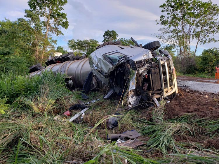 Homem morre após batida entre carro e caminhão carregado de óleo na BR-242 em Barreiras