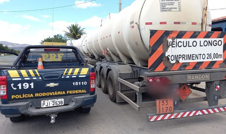 Com carga inflamável, caminhoneiro é flagrado ao dirigir sob efeito de bebida alcoólica