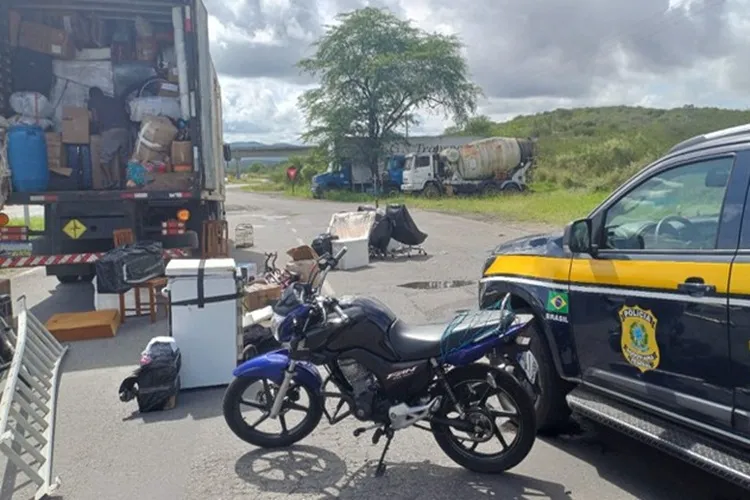 PRF recupera motocicleta roubada em caminhão de mudança em Jequié