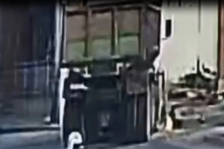 VÍDEO: Motociclista tenta fazer ultrapassagem e para debaixo de caçamba em Brumado