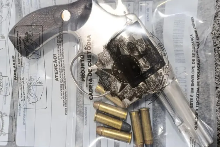 Suspeito tenta descartar revólver ao avistar viatura e acaba preso em Vitória da Conquista