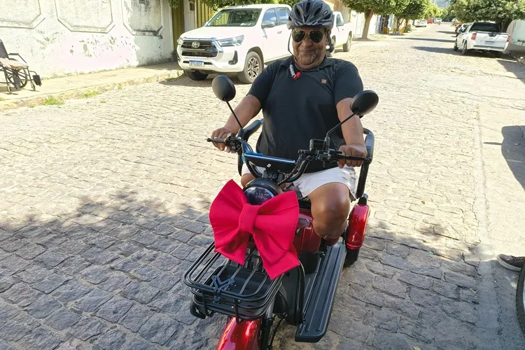 Pasteleiro que teve pernas amputadas ganha triciclo elétrico em Brumado