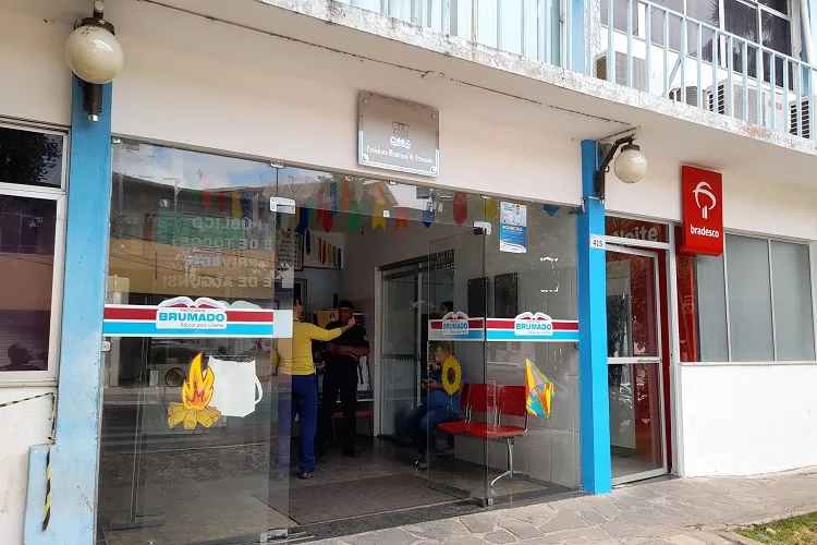 Brumado: Homem revoltado estoura bomba na recepção da prefeitura