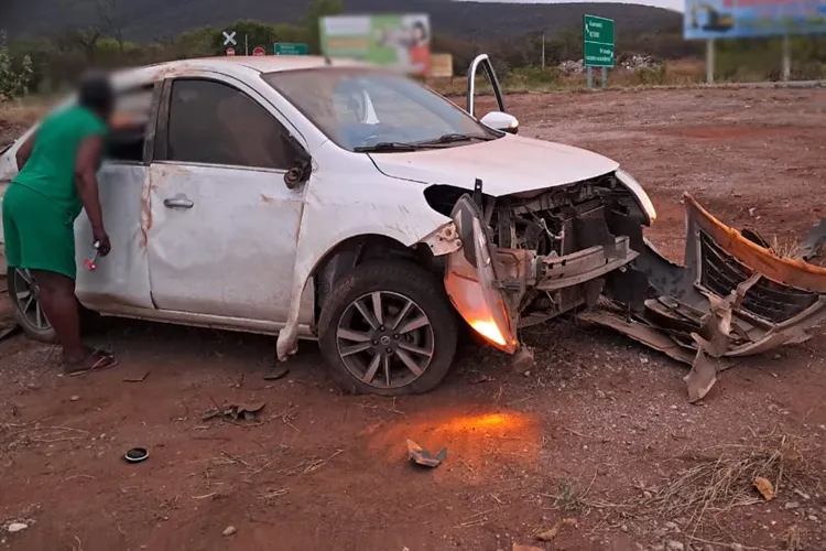 Carro com cinco pessoas capota na rotatória da BR-030 em Brumado