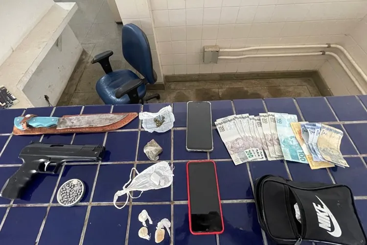 Homem é flagrado com drogas, pistola e munições na Rodoviária de Brumado