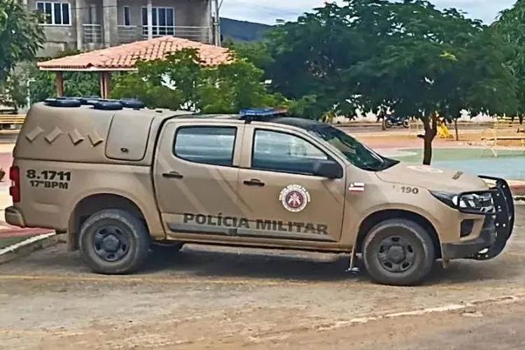 Homem agride jovem com barra de ferro e atira contra carro em Guanambi