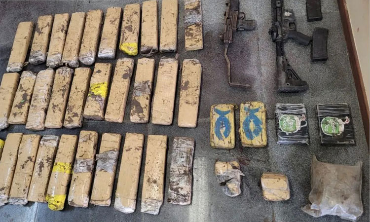 Polícia encontra drogas e armas enterradas em Feira de Santana