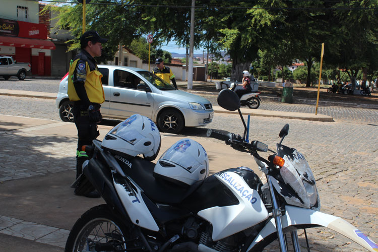 Brumado: SMTT mobiliza ações educativas orientando a comunidade sobre novo fluxo na Ápio Cardoso