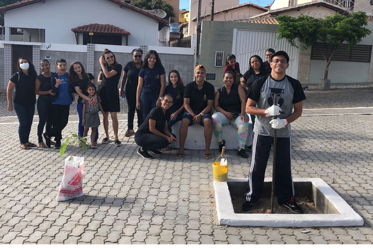 Brumado: Alunos da Uneb plantam mudas de árvores atendendo à disciplina ambiental