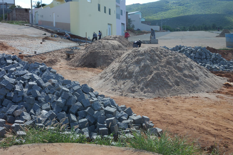 Brumado: Prefeitura realiza processo de duplicação de rua no bairro Norberto Marinho
