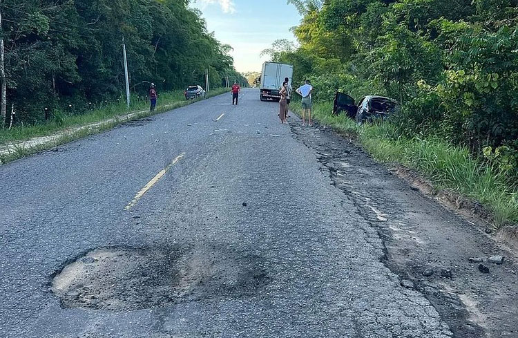Ex-BBB Gizelly sofre acidente, e carro é arremessado em Itamaraju
