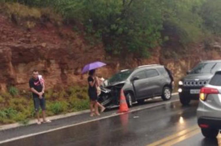 Homem morre atropelado após parar para sinalizar um acidente na BR-116 em Jequié