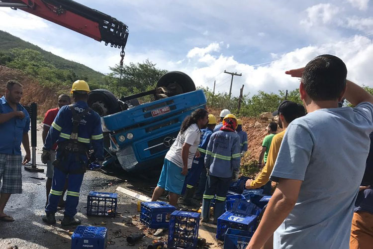 Rio de Contas: Caminhão carregado com cerveja tomba na BA-148