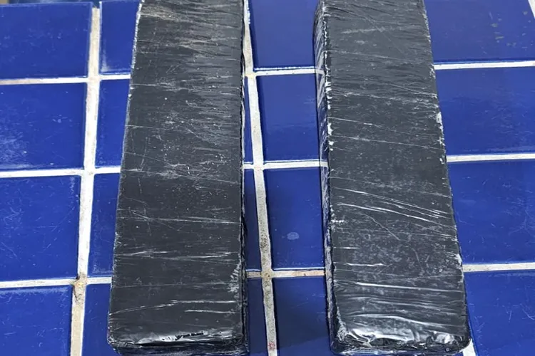 2ª CIPRv apreende dois tabletes de maconha na BR-030 em Rio do Antônio