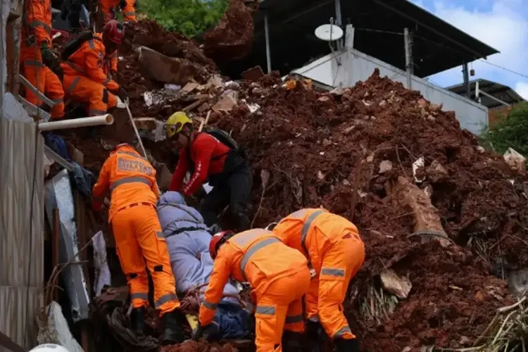 Sobe para 72 o número de mortos nas chuvas em Minas Gerais