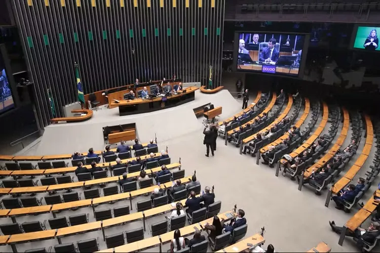 Câmara dos Deputados abre concurso com salários acima de R$ 32 mil