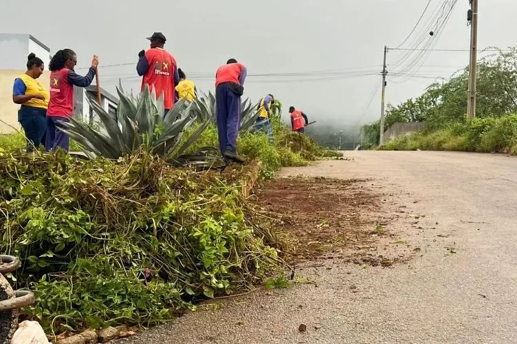 Prefeitura de Brumado mobiliza ações emergenciais nas vias públicas após fortes chuvas