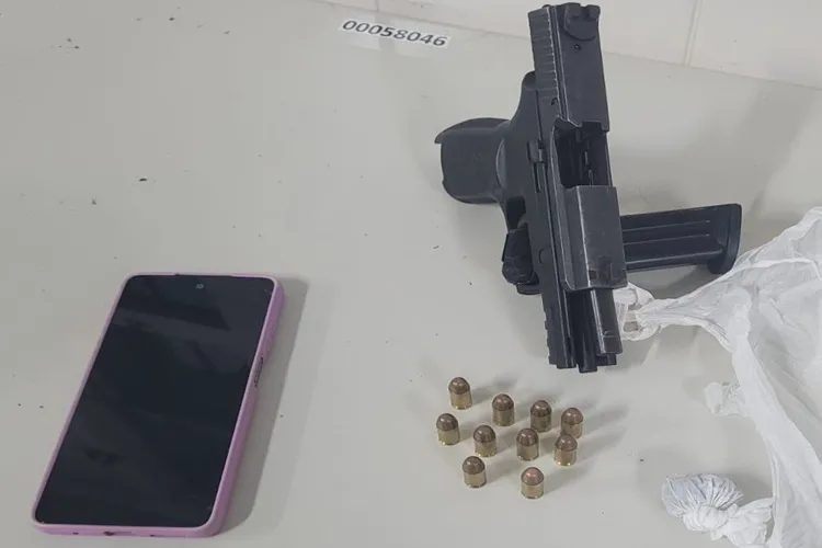 Caetité: Denúncia anônima leva à prisão de passageiro com pistola e drogas na BR-030