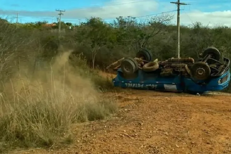 Caminhão Pipa tomba após desviar de animal na zona rural de Maetinga