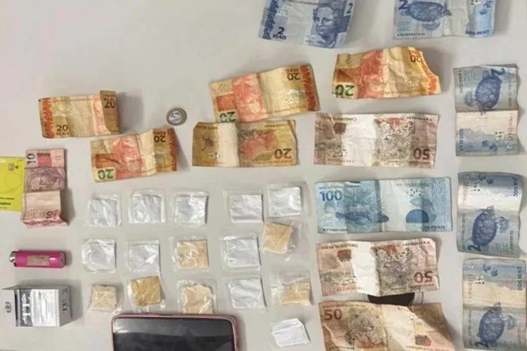 Mulher tenta fugir da PM, mas acaba presa por suspeita de tráfico de drogas em Ibipitanga