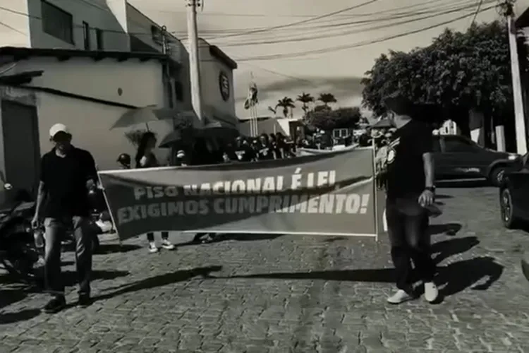 Riacho de Santana: População vai às ruas em defesa dos direitos dos professores municipais