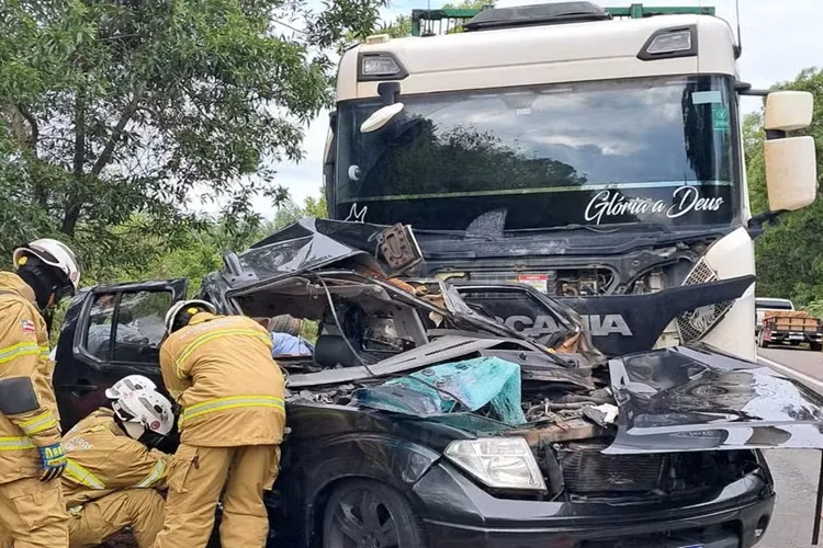 Três pessoas da mesma família morrem após carro bater em Nova Viçosa