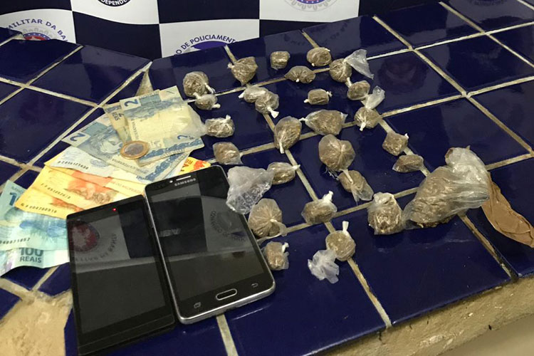 Brumado: Jovem é preso com drogas, dinheiro e celulares no Bairro Bom Jesus