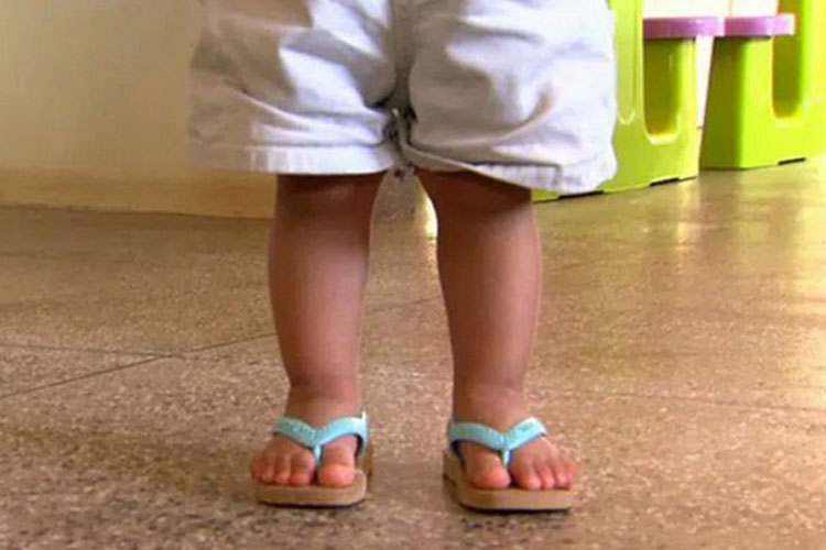 Mãe deixa filho de 2 anos com Covid-19 sozinho em casa para ir à festa e acaba presa